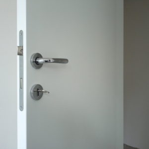 vrata-sa-kutijom-od-medijapana-002