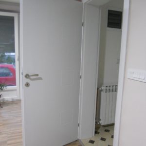 vrata-sa-kutijom-od-medijapana-007